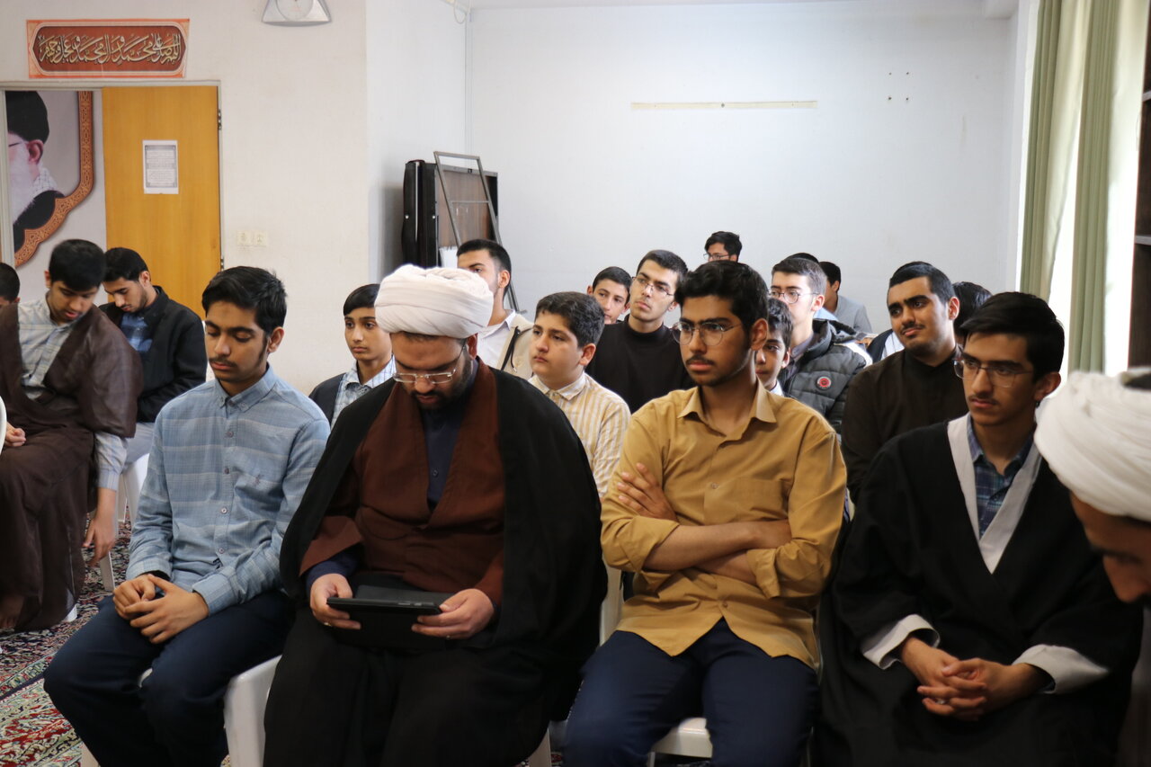 نشست علمی و گفت‌وگومحور «جایگاه تمثال در باور دینی و فقه اسلامی» با حضور اساتید و طلاب مدرسه علمیه محمودیه