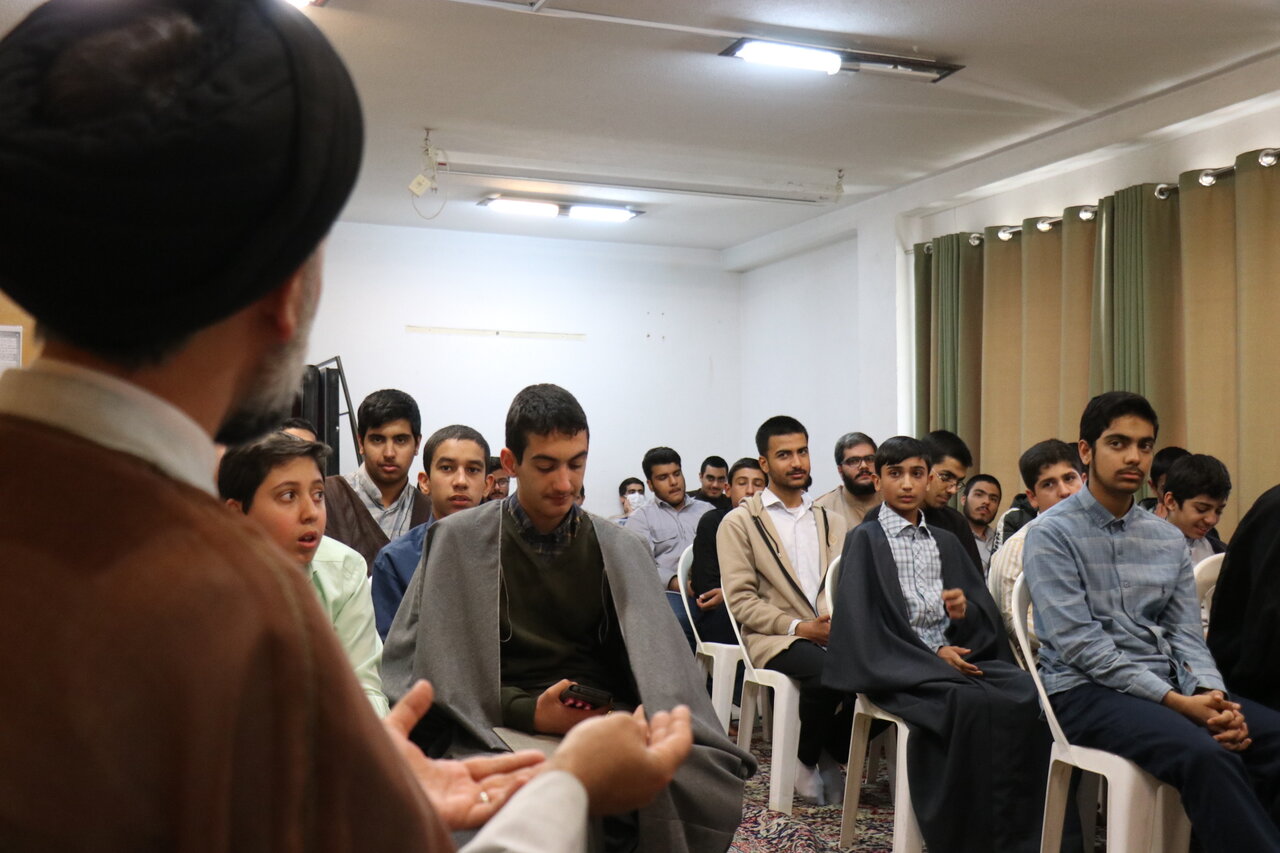 نشست علمی و گفت‌وگومحور «جایگاه تمثال در باور دینی و فقه اسلامی» با حضور اساتید و طلاب مدرسه علمیه محمودیه