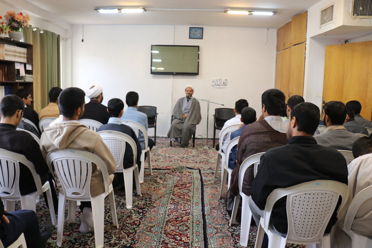 نشست علمی و گفت‌وگومحور «جایگاه تمثال در باور دینی و فقه اسلامی» با حضور اساتید و طلاب مدرسه علمیه محمودیه