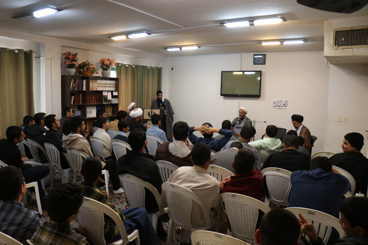 نشست علمی و گفت‌وگومحور «جایگاه تمثال در باور دینی و فقه اسلامی» با حضور اساتید و طلاب مدرسه علمیه محمودیه