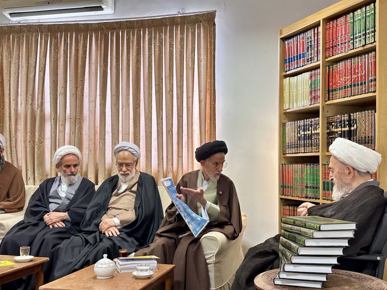 آية اللّه العظمى السبحانيّ يؤكّد على ضرورة دعاء المعتكفين لإنقاذ المسلمين من الظروف العصيبة الراهنة