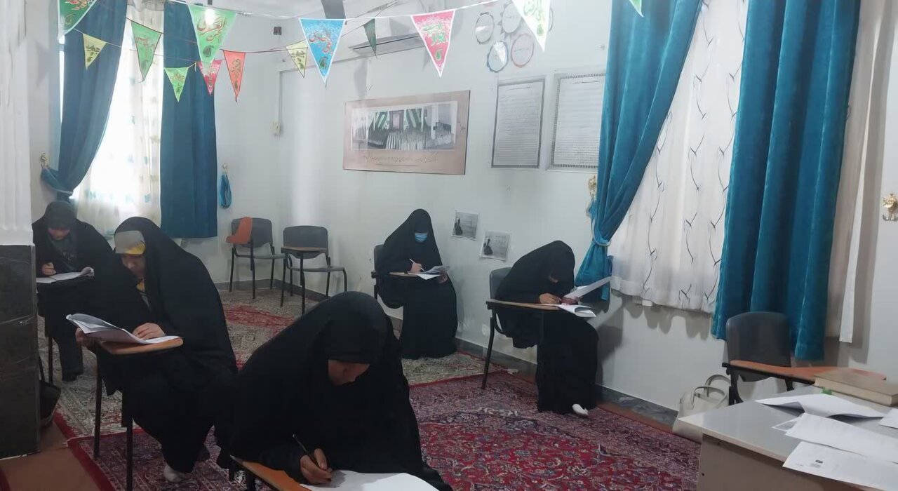 تصاویر/ آزمون بازپذیری سال ۱۴۰۴ در سطوح دو و سه مدارس علمیه استان کرمان
