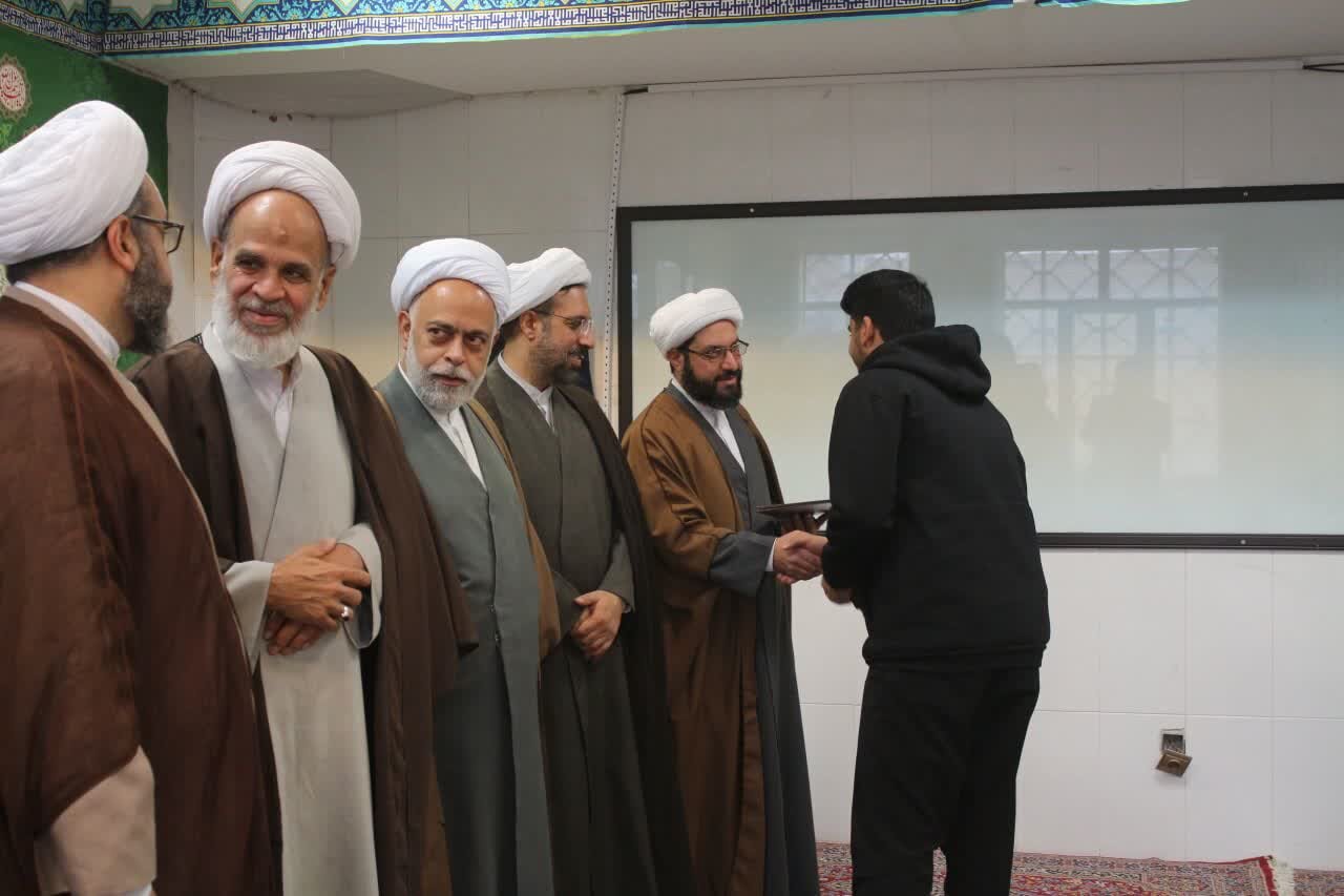 اختتامیه جشنواره علامه حلی مدرسه علمیه امام مهدی(عج) با حضور مدیر حوزه علمیه استان کرمان و جمعی از اساتید و طلاب برگزار شد.