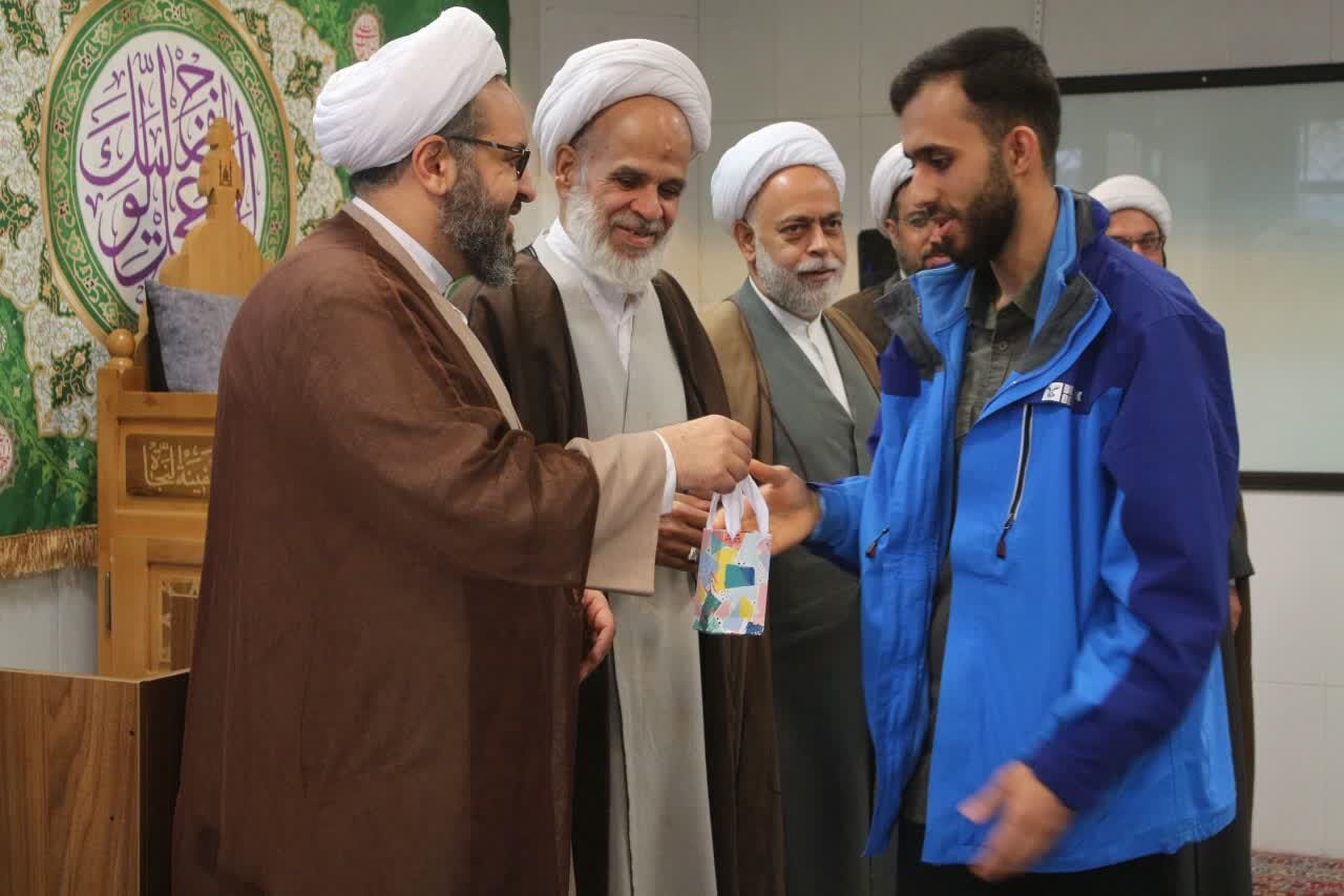 اختتامیه جشنواره علامه حلی مدرسه علمیه امام مهدی(عج) با حضور مدیر حوزه علمیه استان کرمان و جمعی از اساتید و طلاب برگزار شد.