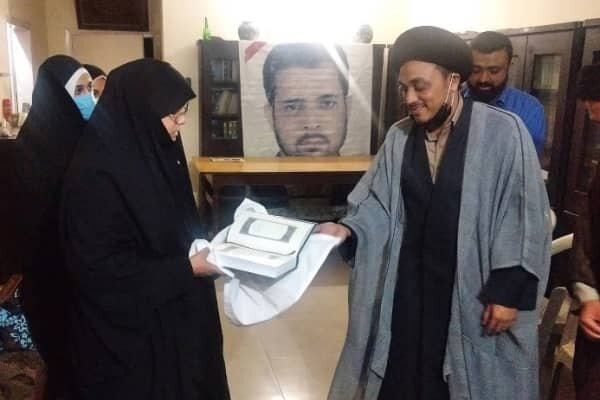 رہبرِ انقلاب کی جانب سے پاکستانی شہید کی اہلیہ کو قرآنِ مجید کا تحفہ