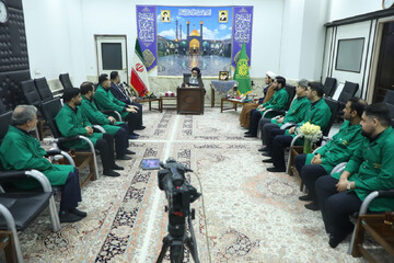 خادمان واحد گل‌آرایی حرم مطهر بانوی کرامت مورد تقدیر قرار گرفتند