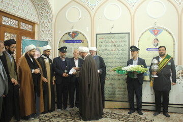 غبارروبی مزار شهید مفتح با حضور طلاب و دانشجویان + تصاویر