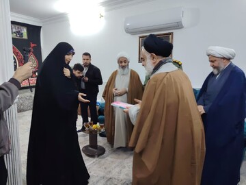 تصاویر/حضور آیت الله مهدوی در منزل حجت الاسلام ناصریان و دیدار با خانواده شهید فتح قریب