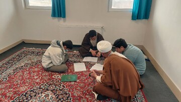 تصاویر / مباحثه طلاب مدرسه علمیه شیخ علیخان زنگنه تویسرکان