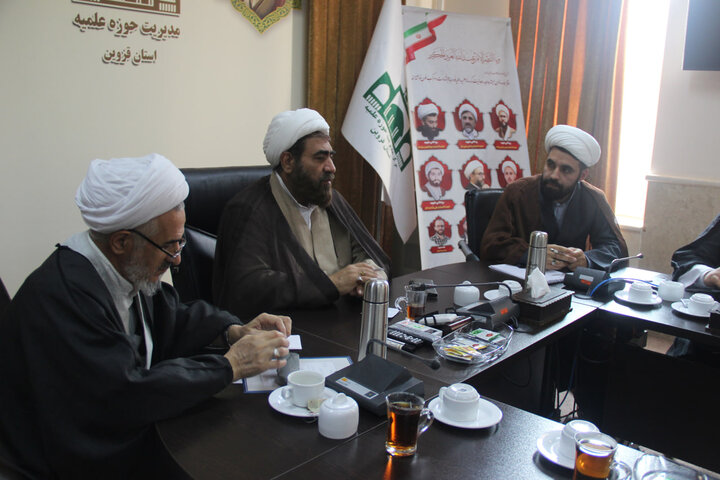 تصاویر / جلسه شورای پژوهشی در حوزه علمیه استان قزوین