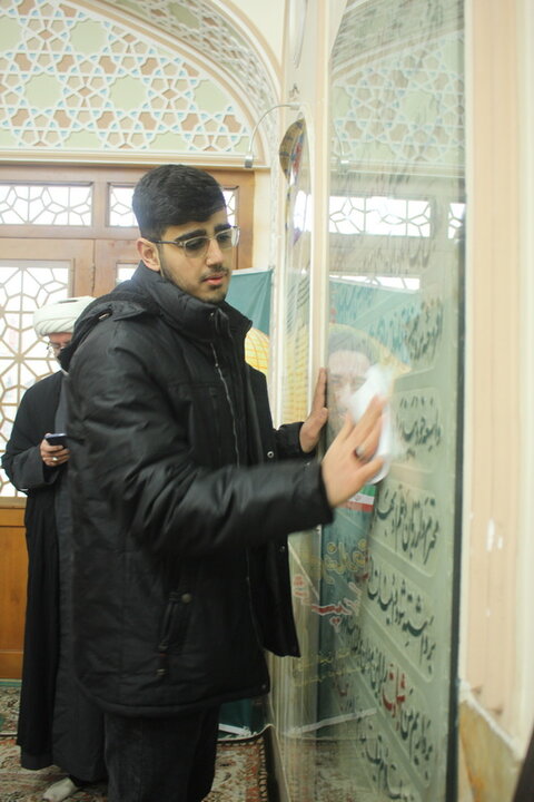 غبارروبی مزار شهید مفتح با حضور طلاب و دانشجویان + تصاویر