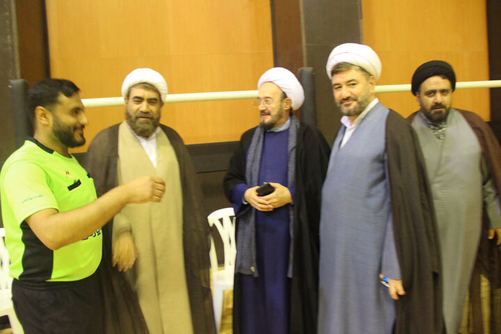 تصاویر / بازدید مدیر حوزه علمیه قزوین از مسابقات فوتسال جام وحدت حوزه ودانشگاه