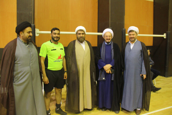 تصاویر / بازدید مدیر حوزه علمیه قزوین از مسابقات فوتسال جام وحدت حوزه ودانشگاه