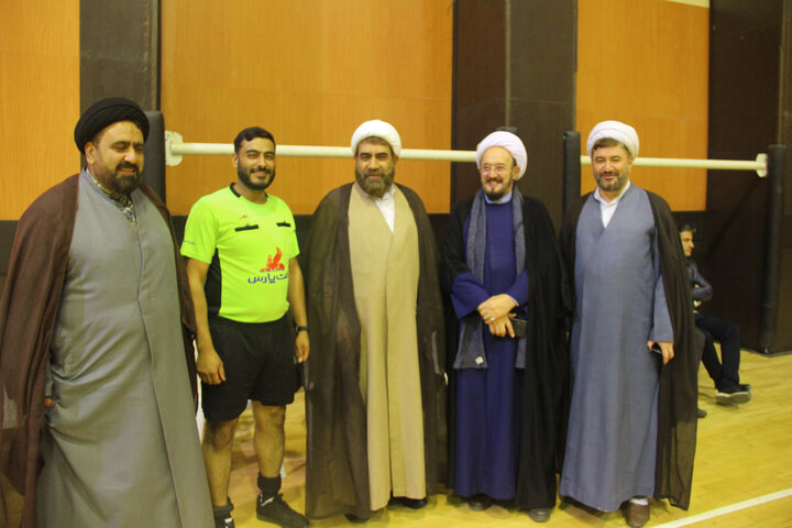 تصاویر / بازدید مدیر حوزه علمیه قزوین از مسابقات فوتسال جام وحدت حوزه ودانشگاه