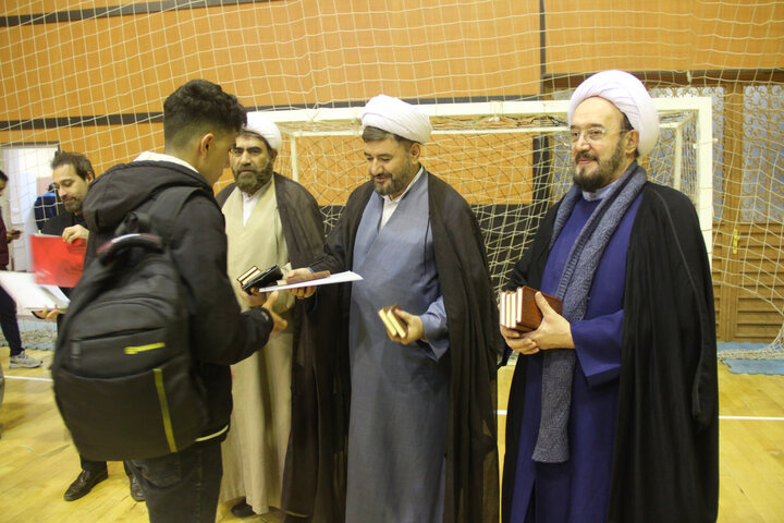 تصاویر / تجلیل  از ورزشکاران مسابقات فو تسال جام وحدت حوزه ودانشگاه توسط مدیر حوزه علمیه قزوین