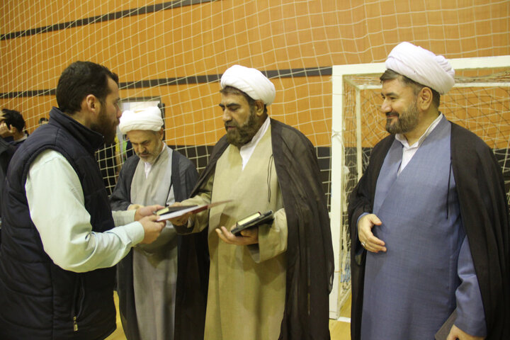 تصاویر / تجلیل  از ورزشکاران مسابقات فو تسال جام وحدت حوزه ودانشگاه توسط مدیر حوزه علمیه قزوین