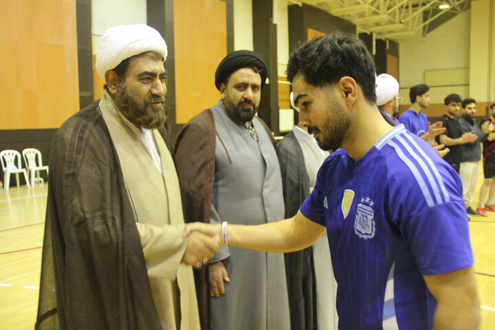 تصاویر / تجلیل  از ورزشکاران مسابقات فو تسال جام وحدت حوزه ودانشگاه توسط مدیر حوزه علمیه قزوین