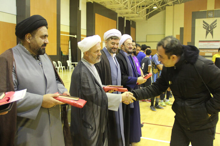 تصاویر / تجلیل  از ورزشکاران مسابقات فو تسال جام وحدت حوزه ودانشگاه توسط مدیر حوزه علمیه قزوین