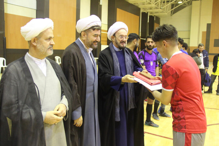 تصاویر / تجلیل  از ورزشکاران مسابقات فو تسال جام وحدت حوزه ودانشگاه توسط مدیر حوزه علمیه قزوین