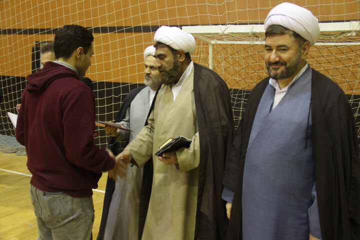 تصاویر / تجلیل  از ورزشکاران مسابقات فو تسال جام وحدت حوزه ودانشگاه توسط مدیر حوزه علمیه قزوین