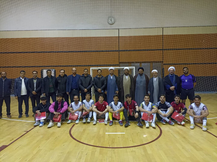 تصاویر / تجلیل  از ورزشکاران مسابقات فو تسال جام وحدت حوزه ودانشگاه توسط مدیر حوزه علمیه قزوین