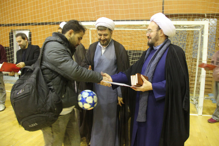 تصاویر / تجلیل  از ورزشکاران مسابقات فو تسال جام وحدت حوزه ودانشگاه توسط مدیر حوزه علمیه قزوین