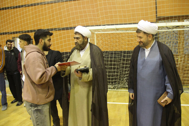 تصاویر / تجلیل  از ورزشکاران مسابقات فو تسال جام وحدت حوزه ودانشگاه توسط مدیر حوزه علمیه قزوین
