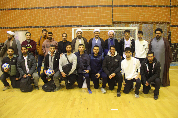 تصاویر / تجلیل  از ورزشکاران مسابقات فو تسال جام وحدت حوزه ودانشگاه توسط مدیر حوزه علمیه قزوین