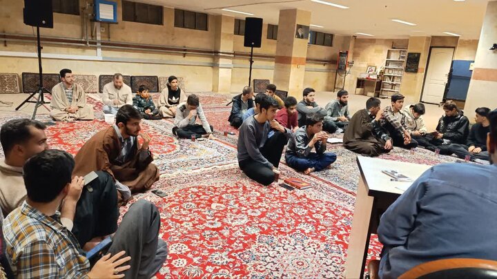 تصاویر/برگزاری جلسه کرسی آزاداندیشی در مدرسه علمیه امام صادق (ع) قروه