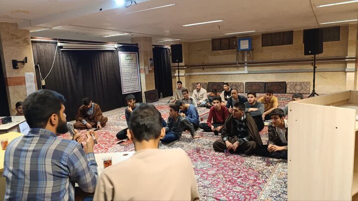 تصاویر/برگزاری جلسه کرسی آزاداندیشی در مدرسه علمیه امام صادق (ع) قروه