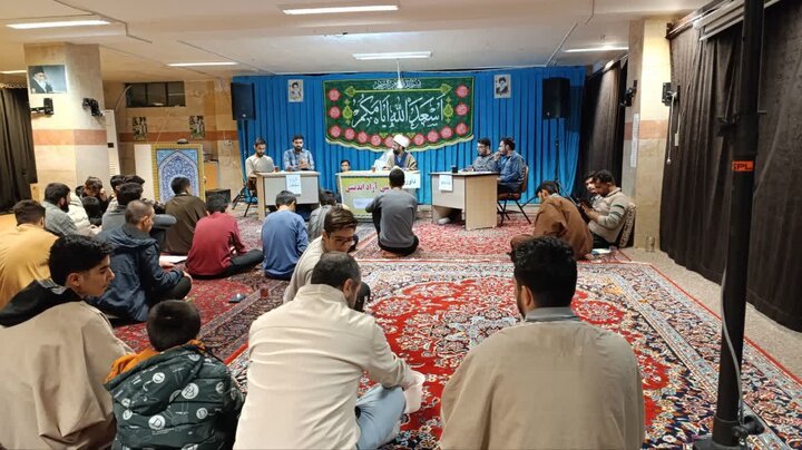 تصاویر/برگزاری جلسه کرسی آزاداندیشی در مدرسه علمیه امام صادق (ع) قروه