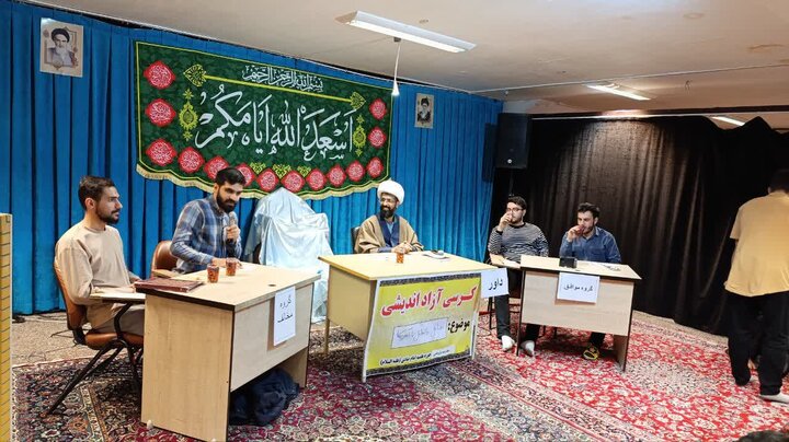 تصاویر/برگزاری جلسه کرسی آزاداندیشی در مدرسه علمیه امام صادق (ع) قروه