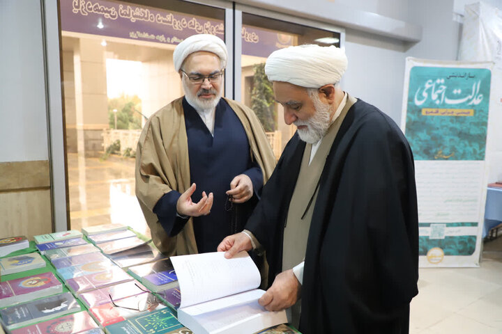 بازدید قائم مقام مدیرحوزه های علمیه در قم از نمایشگاه هفته پژوهش دفتر تبلیغات اسلامی حوزه علمیه قم