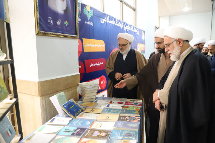 بازدید قائم مقام مدیرحوزه های علمیه در قم از نمایشگاه هفته پژوهش دفتر تبلیغات اسلامی حوزه علمیه قم