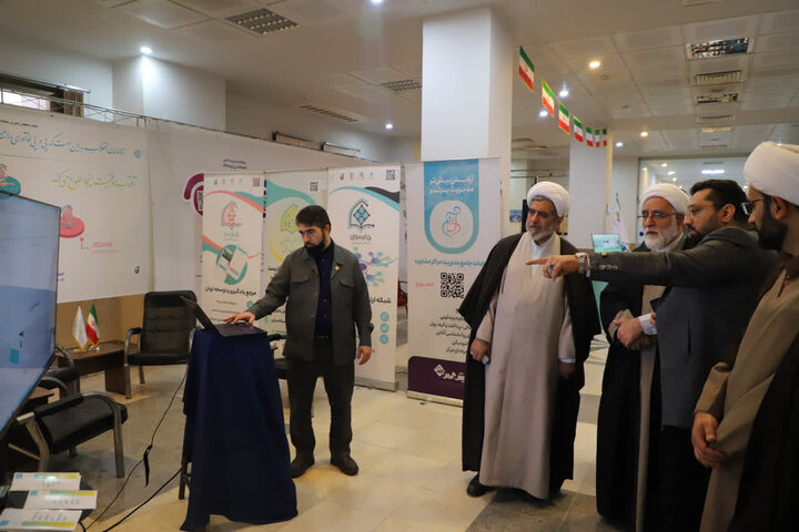 بازدید قائم مقام مدیرحوزه های علمیه در قم از نمایشگاه هفته پژوهش دفتر تبلیغات اسلامی حوزه علمیه قم