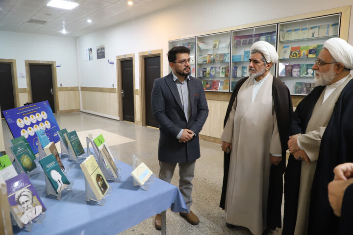 بازدید قائم مقام مدیرحوزه های علمیه در قم از نمایشگاه هفته پژوهش دفتر تبلیغات اسلامی حوزه علمیه قم