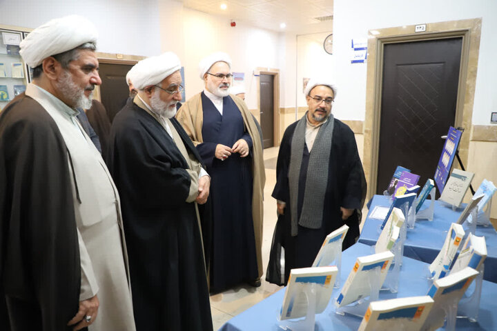 بازدید قائم مقام مدیرحوزه های علمیه در قم از نمایشگاه هفته پژوهش دفتر تبلیغات اسلامی حوزه علمیه قم