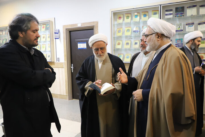 بازدید قائم مقام مدیرحوزه های علمیه در قم از نمایشگاه هفته پژوهش دفتر تبلیغات اسلامی حوزه علمیه قم