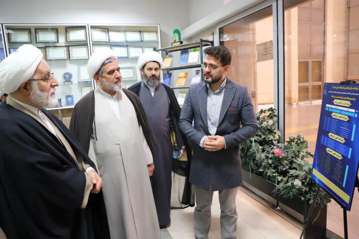 بازدید قائم مقام مدیرحوزه های علمیه در قم از نمایشگاه هفته پژوهش دفتر تبلیغات اسلامی حوزه علمیه قم