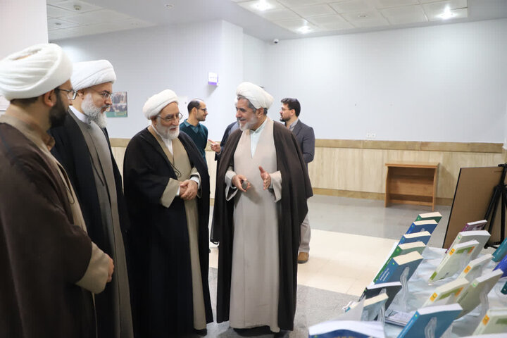 بازدید قائم مقام مدیرحوزه های علمیه در قم از نمایشگاه هفته پژوهش دفتر تبلیغات اسلامی حوزه علمیه قم
