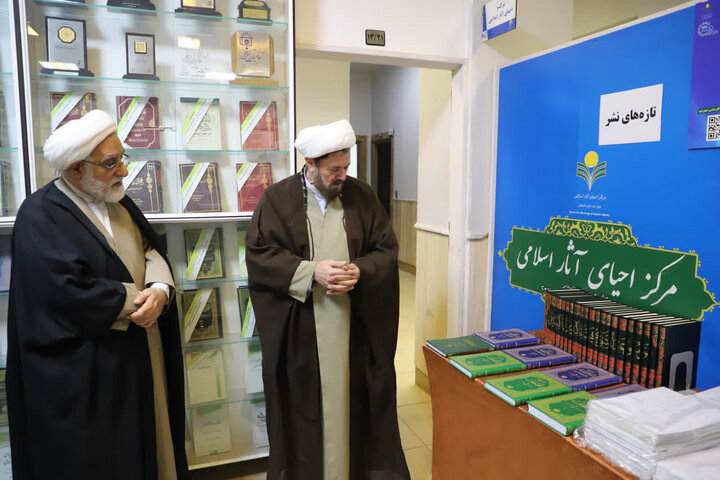 بازدید قائم مقام مدیرحوزه های علمیه در قم از نمایشگاه هفته پژوهش دفتر تبلیغات اسلامی حوزه علمیه قم