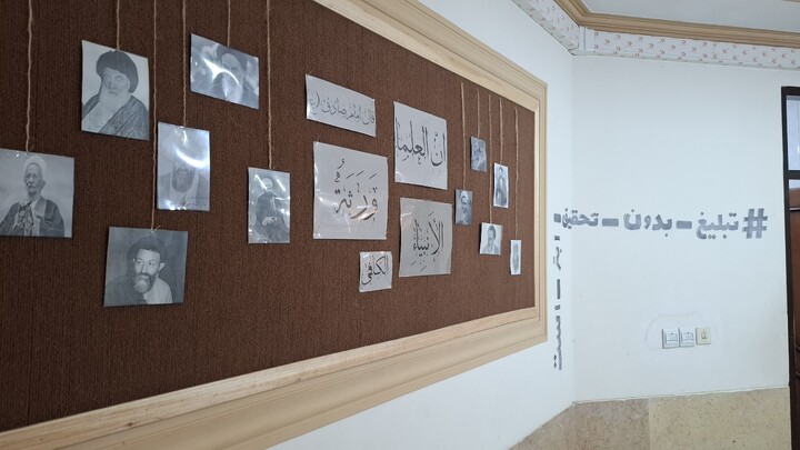 تصاویر/ نمایشگاه نقد سلطه آمریکا و علوم انسانی غربی  در مدرسه علمیه حضرت زینب(س) کرمان