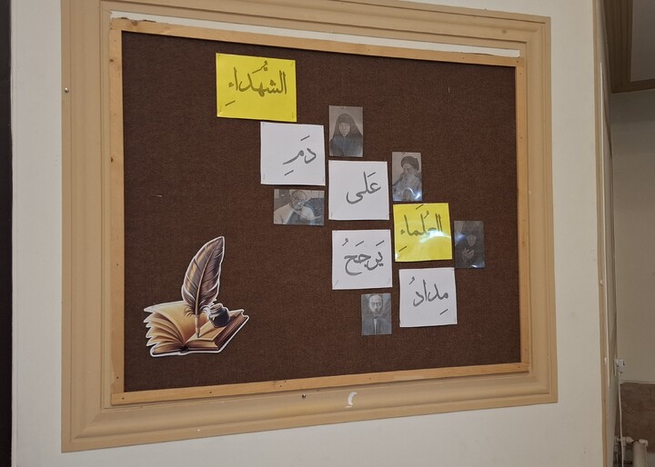 تصاویر/ نمایشگاه نقد سلطه آمریکا و علوم انسانی غربی  در مدرسه علمیه حضرت زینب(س) کرمان