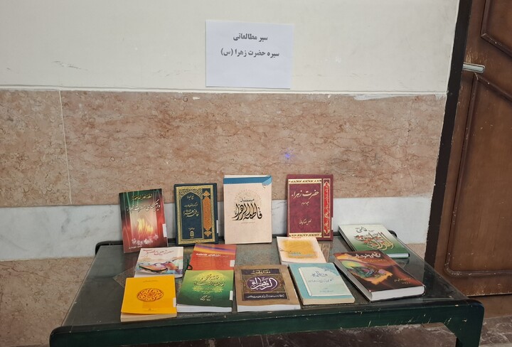 تصاویر/ نمایشگاه نقد سلطه آمریکا و علوم انسانی غربی  در مدرسه علمیه حضرت زینب(س) کرمان