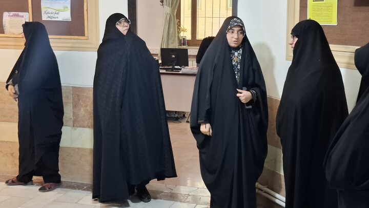 تصاویر/ نمایشگاه نقد سلطه آمریکا و علوم انسانی غربی  در مدرسه علمیه حضرت زینب(س) کرمان