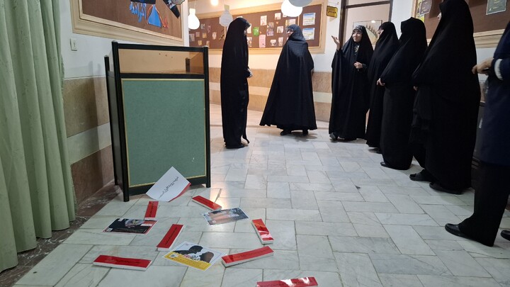 تصاویر/ نمایشگاه نقد سلطه آمریکا و علوم انسانی غربی  در مدرسه علمیه حضرت زینب(س) کرمان