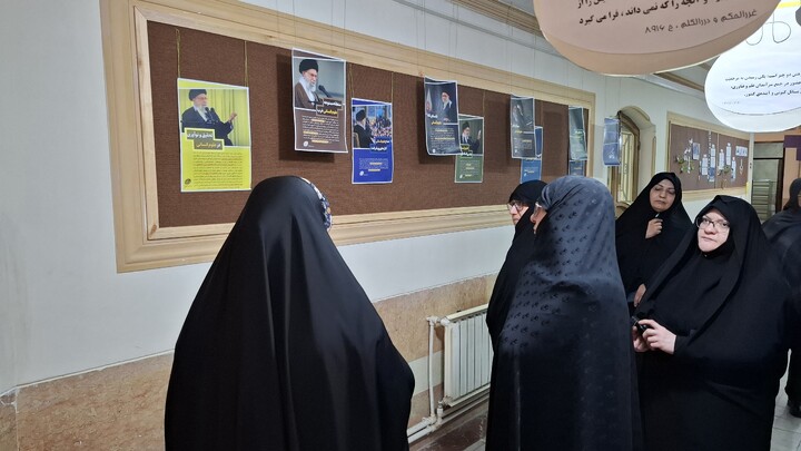 تصاویر/ نمایشگاه نقد سلطه آمریکا و علوم انسانی غربی  در مدرسه علمیه حضرت زینب(س) کرمان