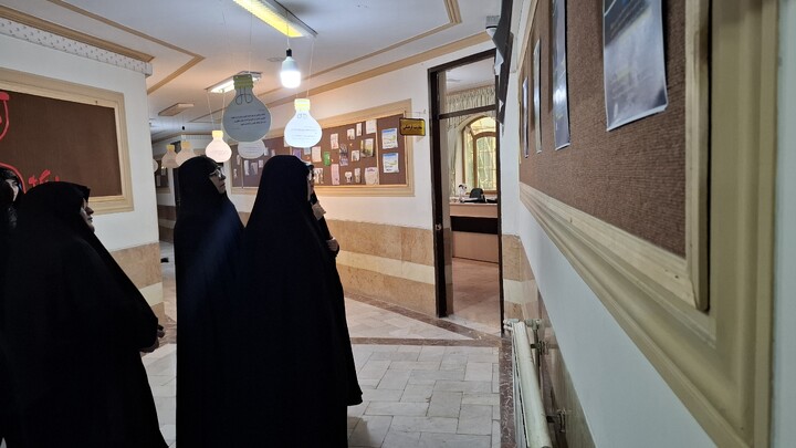 تصاویر/ نمایشگاه نقد سلطه آمریکا و علوم انسانی غربی  در مدرسه علمیه حضرت زینب(س) کرمان