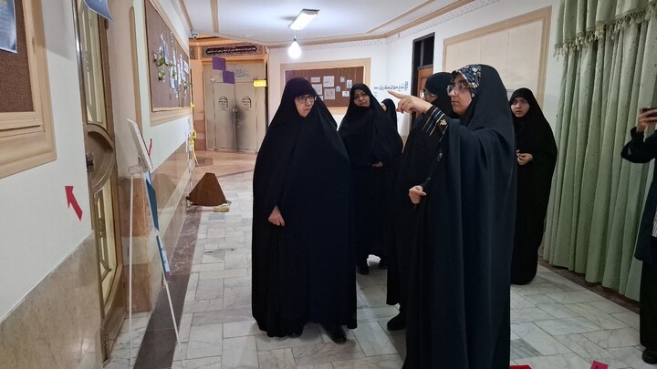 تصاویر/ نمایشگاه نقد سلطه آمریکا و علوم انسانی غربی  در مدرسه علمیه حضرت زینب(س) کرمان