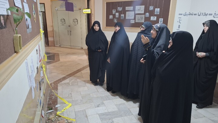 تصاویر/ نمایشگاه نقد سلطه آمریکا و علوم انسانی غربی  در مدرسه علمیه حضرت زینب(س) کرمان